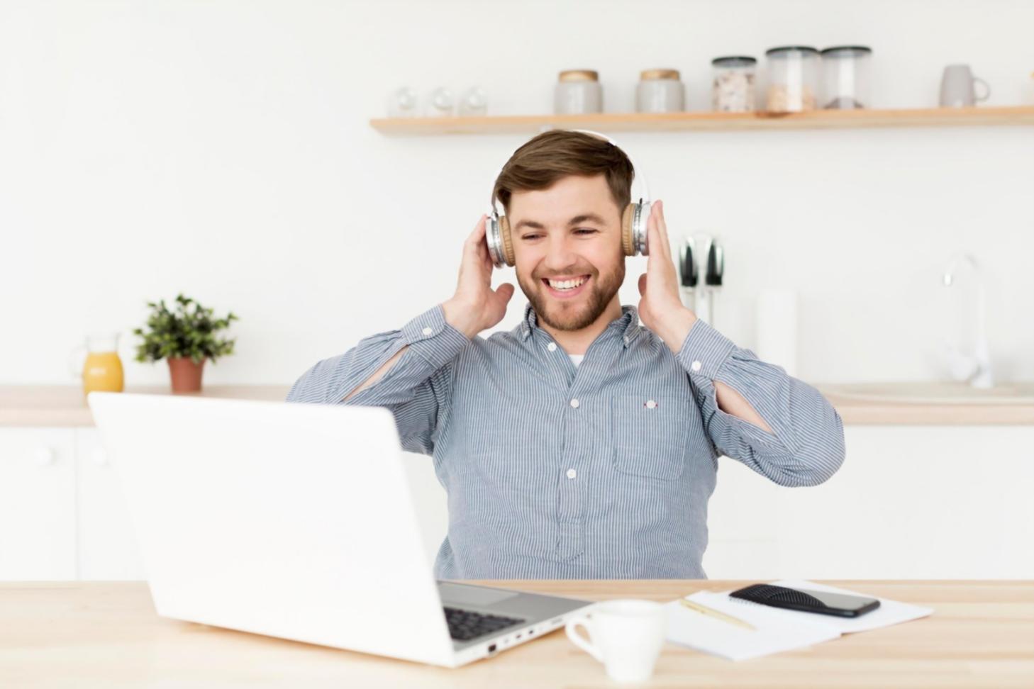 Persona analizando documentos financieros y facturas sobre una mesa