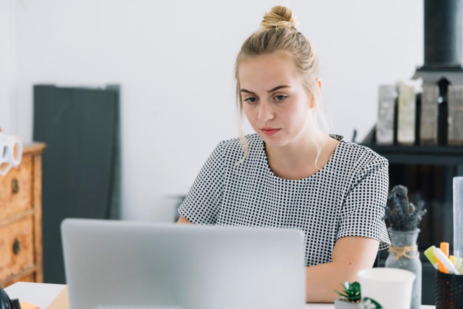 Vista de gráficos económicos y análisis de mercado en pantalla de ordenador