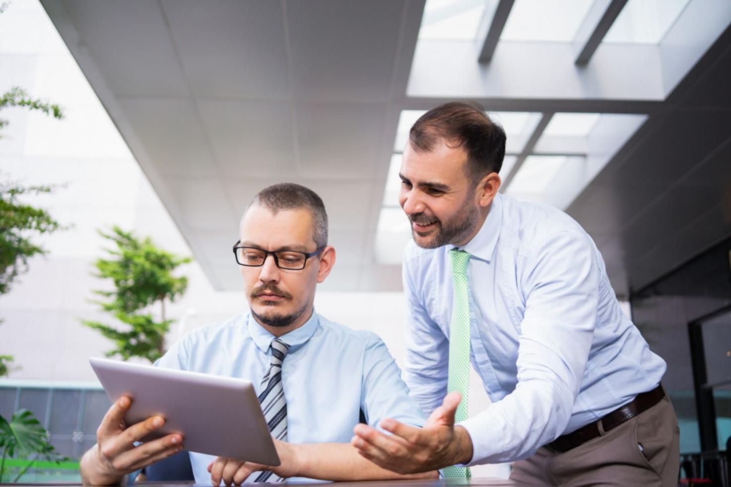 Sesión educativa sobre estrategias financieras ante la inflación